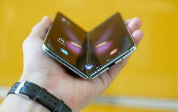 Tiga Raksasa Teknologi China Garap OLED Fleksibel dengan Kamera di Dalam Layar