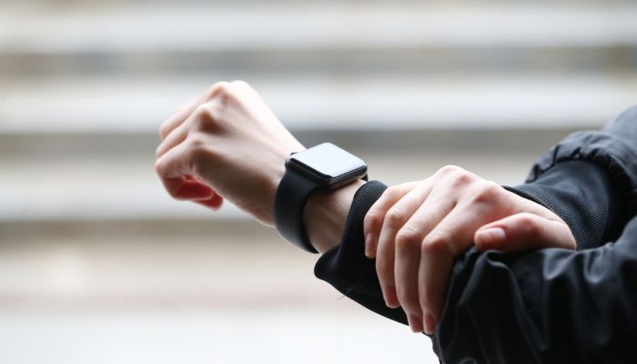 Keadaan Pasar Membuat Penjualan Smartwatch Apple dan Samsung Turun