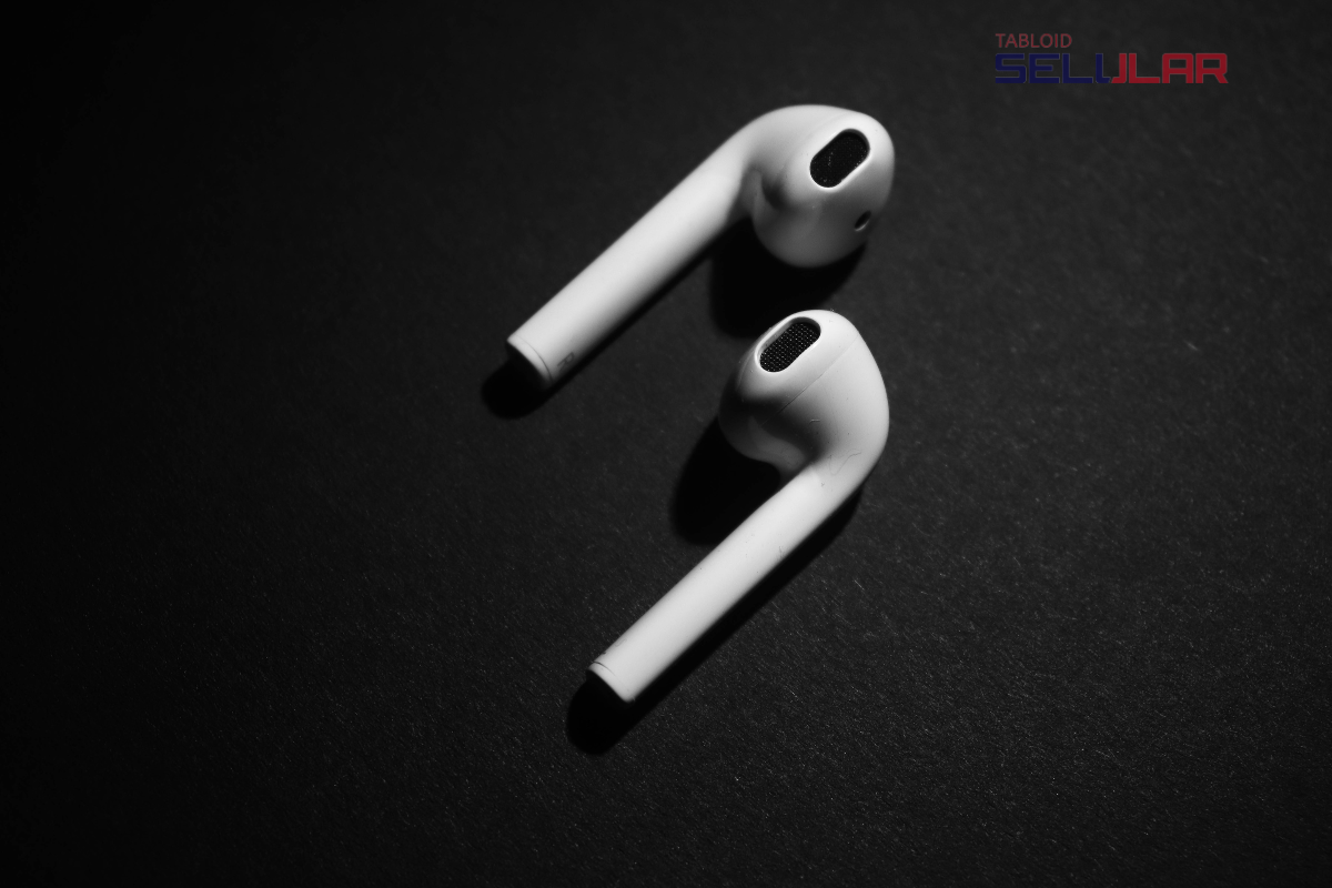 earphone Apple asli terkini, yaitu earpod memiliki bentuk yang unik dan suara yang bagus.